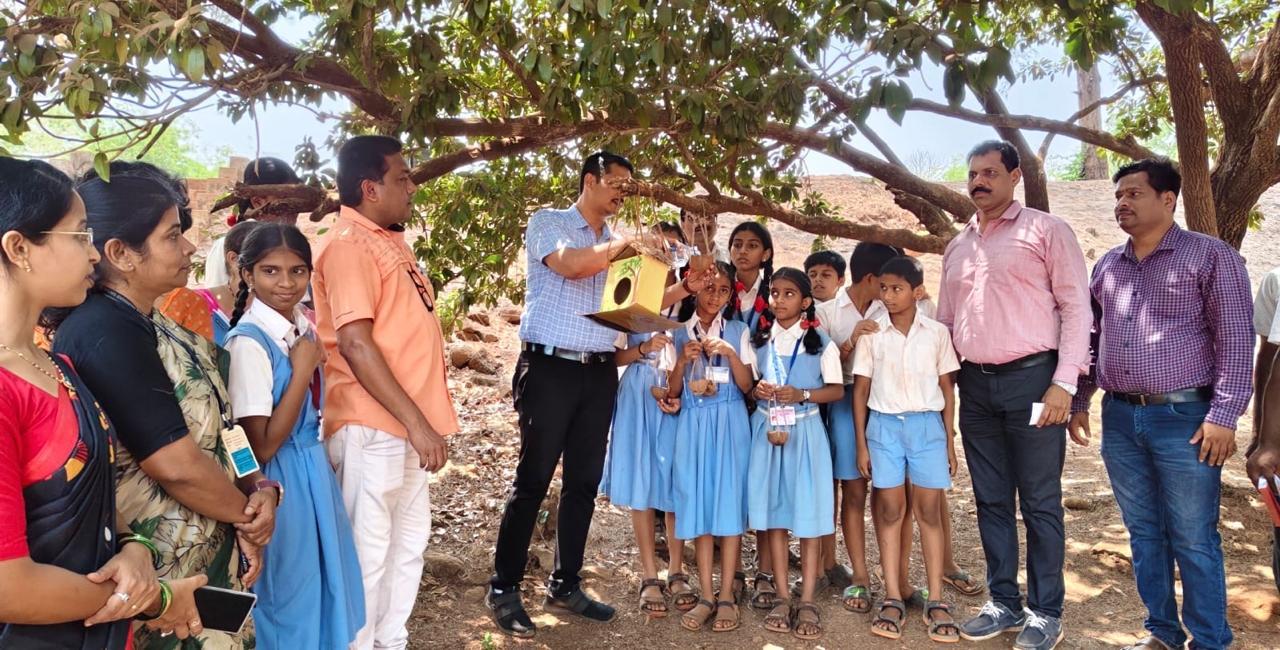 You are currently viewing उन्हाळा तापू लागलाय, पक्षांसाठी थोडे पाणी ठेवणे आपले आद्य कर्तव्य आहे: दीक्षांत देशपांडे