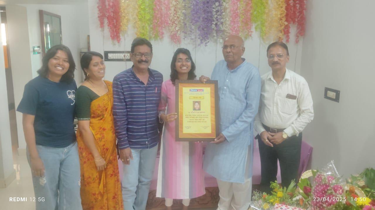 You are currently viewing कोणताही क्लास ना लावता अश्विनी झाली कलेक्टर