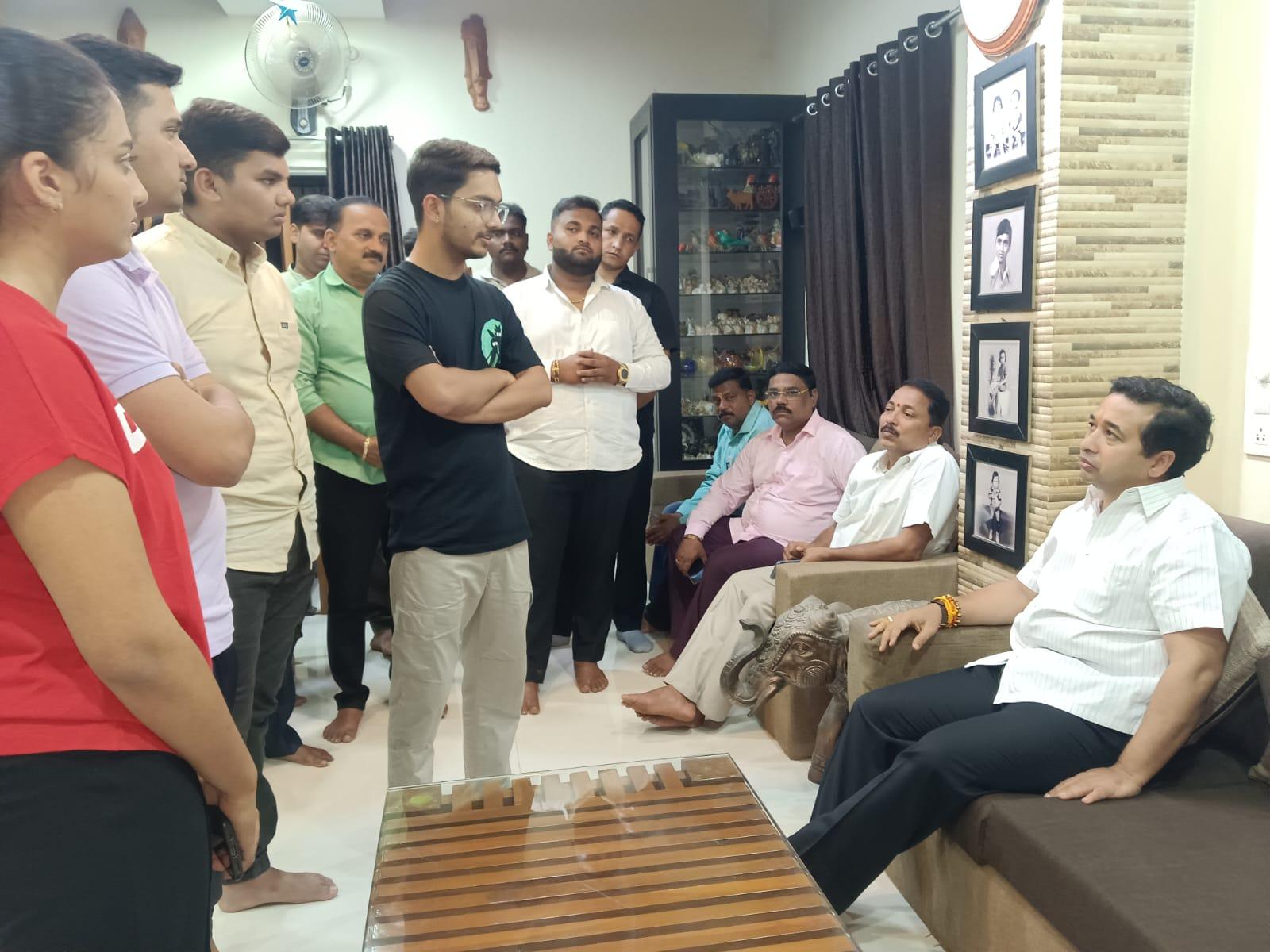 You are currently viewing पहलगाम येथून सुखरूपपणे तळेरे गावी पोचलेल्या पावसकर कुटुंबियांची मंत्री नितेश राणे यांनी घेतली भेट