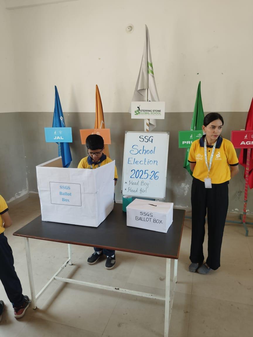 You are currently viewing शालेय मंत्रिमंडळ स्थापनेच्या वेळी स्टेपिंग स्टोन ग्लोबल स्कूलच्या विद्यार्थ्यांमध्ये पाहायला मिळाली चुरशीची निवडणूक