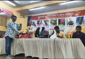 Read more about the article कवी दीपक पटेकर (दीपी) यांना मनस्पर्शी साहित्य कला व क्रीडा प्रतिष्ठानचा सर्वोत्कृष्ट स्तंभलेखक (पद्य विभाग) पुरस्कार प्रदान