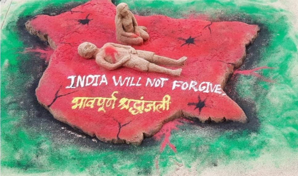 You are currently viewing वाळू शिल्पाच्या माध्यमातून पहलगाम येथे मृत्युमुखी पडलेल्यांना श्रद्धांजली…