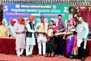 Read more about the article कोकणस्थ वैश्य समाज संस्थेमार्फत मांगवलीतील महेश संसारे सन्मानित