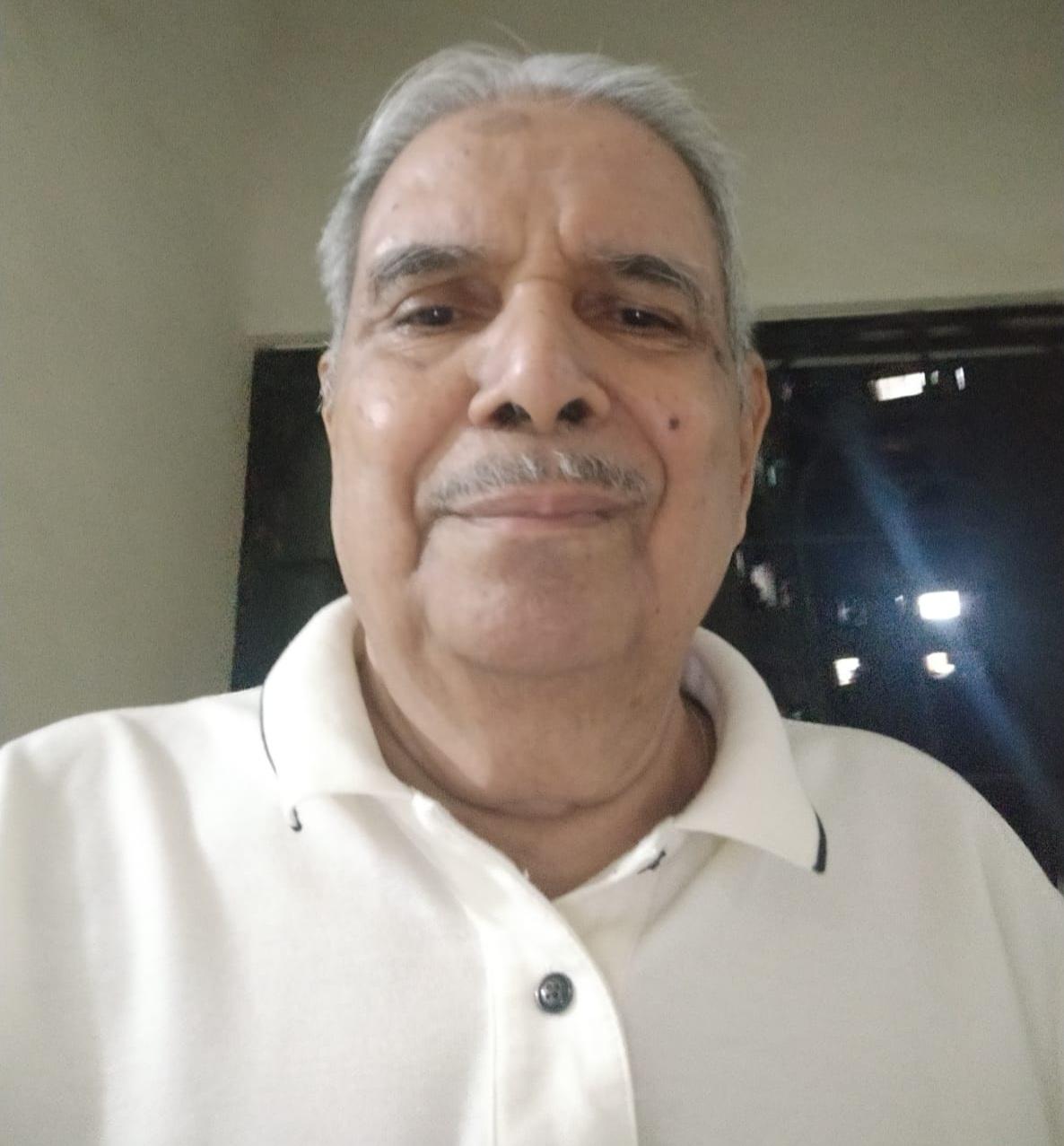 You are currently viewing खाऊ घालतो वडापाव