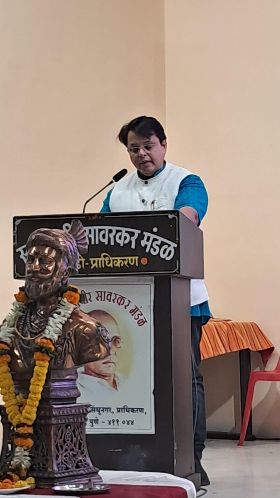 You are currently viewing टॅरिफ युद्ध ही भारतासाठी सुसंधी!’ – डॉ. शैलेंद्र देवळाणकर