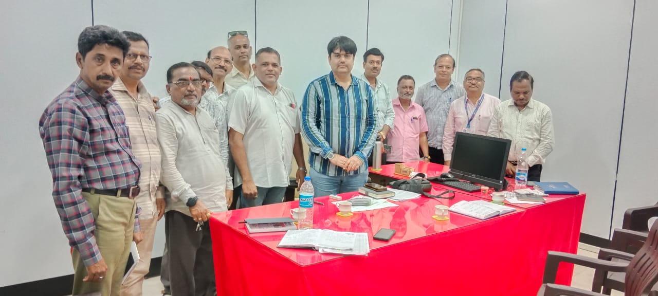 You are currently viewing वीज ग्राहक संघटना कणकवली पदाधिकाऱ्यांनी घेतली कार्यकारी अभियंता कणकवली यांची भेट