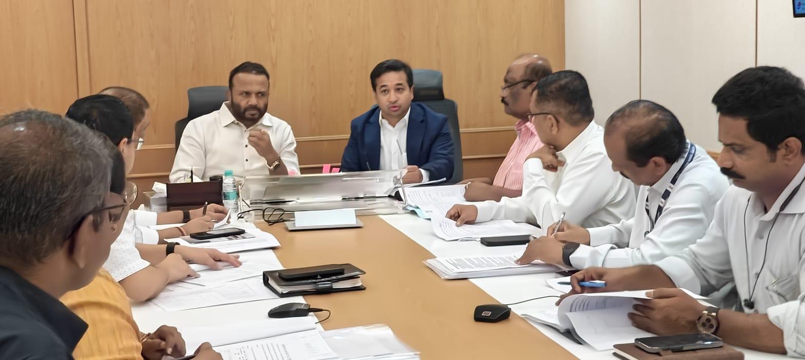 You are currently viewing सिंधुदुर्ग जिल्ह्यातील सुरू असलेल्या PMGSY कामांची पूर्तता प्राधान्याने पावसाळ्यापूर्वी करावीत:पालकमंत्री नितेश राणे