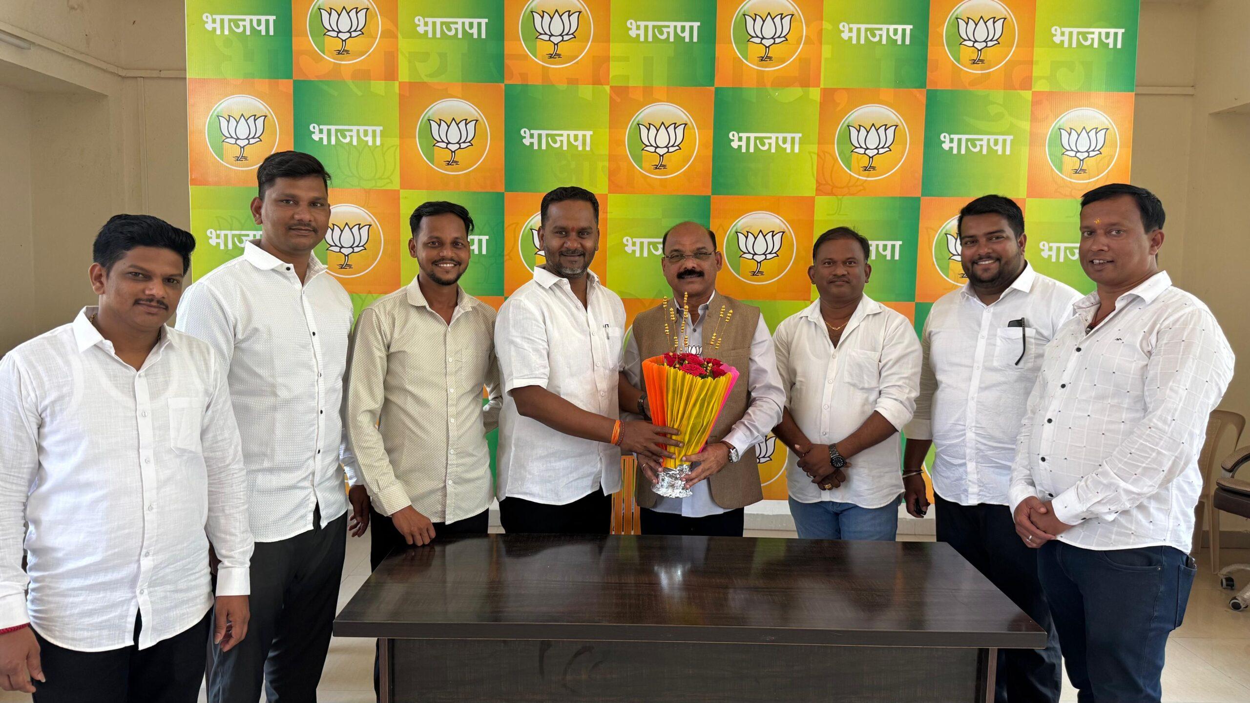 You are currently viewing नवनिर्वाचित भाजपा जिल्हाध्यक्ष प्रभाकर सावंत यांचे युवामोर्चाच्या वतीने पुष्पगुच्छ देऊन अभिनंदन