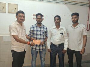 Read more about the article विजेचा शॉक लागून गंभीर दुखापत झालेले कंत्राटी कर्मचारी वैभव ठाकूर याला कंत्राटी कर्मचारी व ठेकेदार यांच्याकडून आर्थिक मदत सुपूर्त