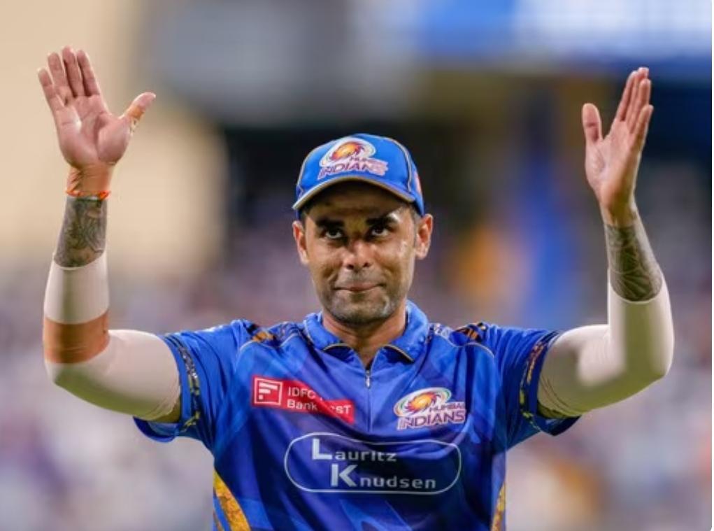 You are currently viewing मुंबईने दिल्लीच्या आशा धुळीस मिळवल्या, मुंबई प्लेऑफमध्ये; सूर्यकुमारनंतर सँटनेर-बुमराह चमकले