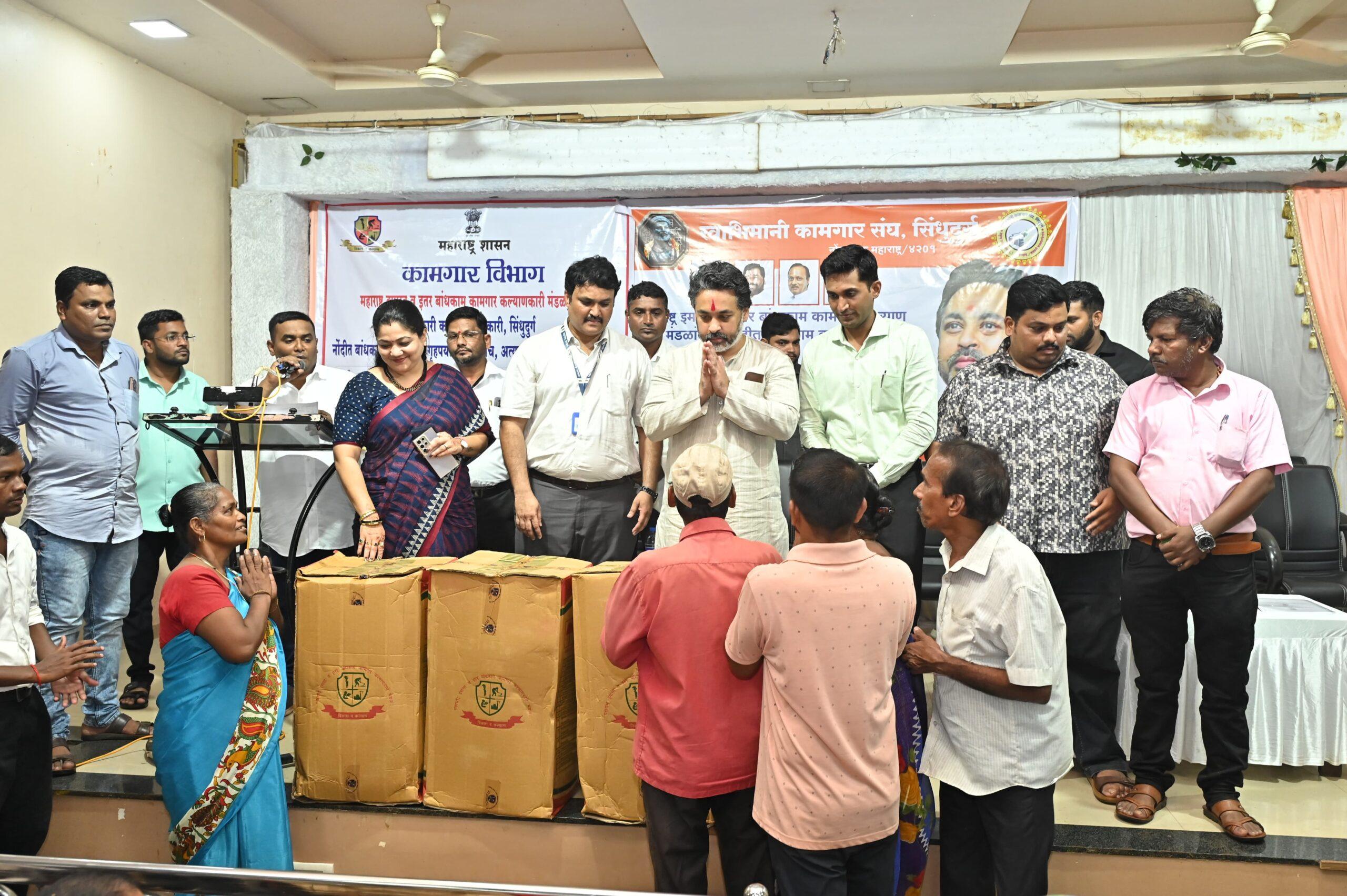 You are currently viewing कुडाळ येथे बांधकाम कामगारांना गृहपयोगी साहित्य (भांडी) संचाचे आमदार निलेश राणेंच्या हस्ते वितरण