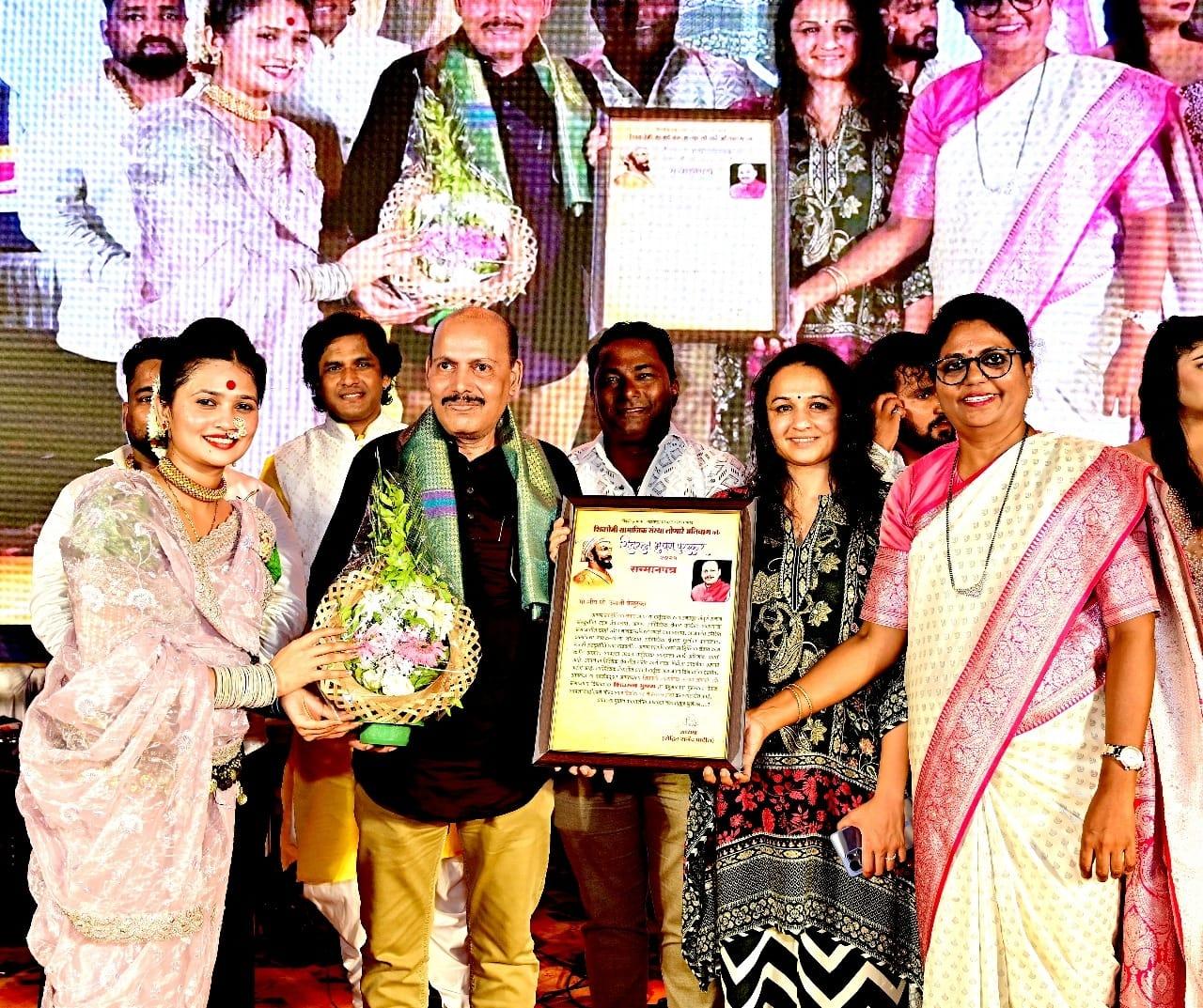 You are currently viewing रायगड युवा महोत्सवात कोकणनामा चे संपादक श्री उमाजी केळुसकर यांचा शिवरत्न भूषण पुरस्कारांनी सन्मान!