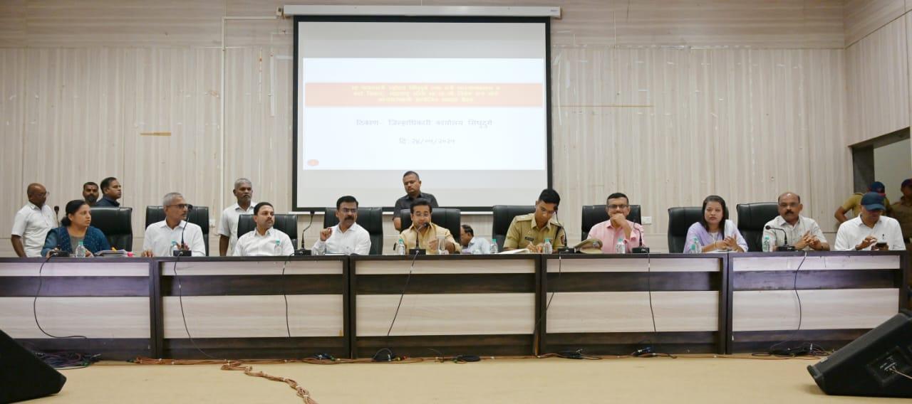 You are currently viewing आपत्कालीन परिस्थितीमध्ये सर्व यंत्रणांनी ‘अलर्ट मोड’वर काम करावे – पालकमंत्री नितेश राणे