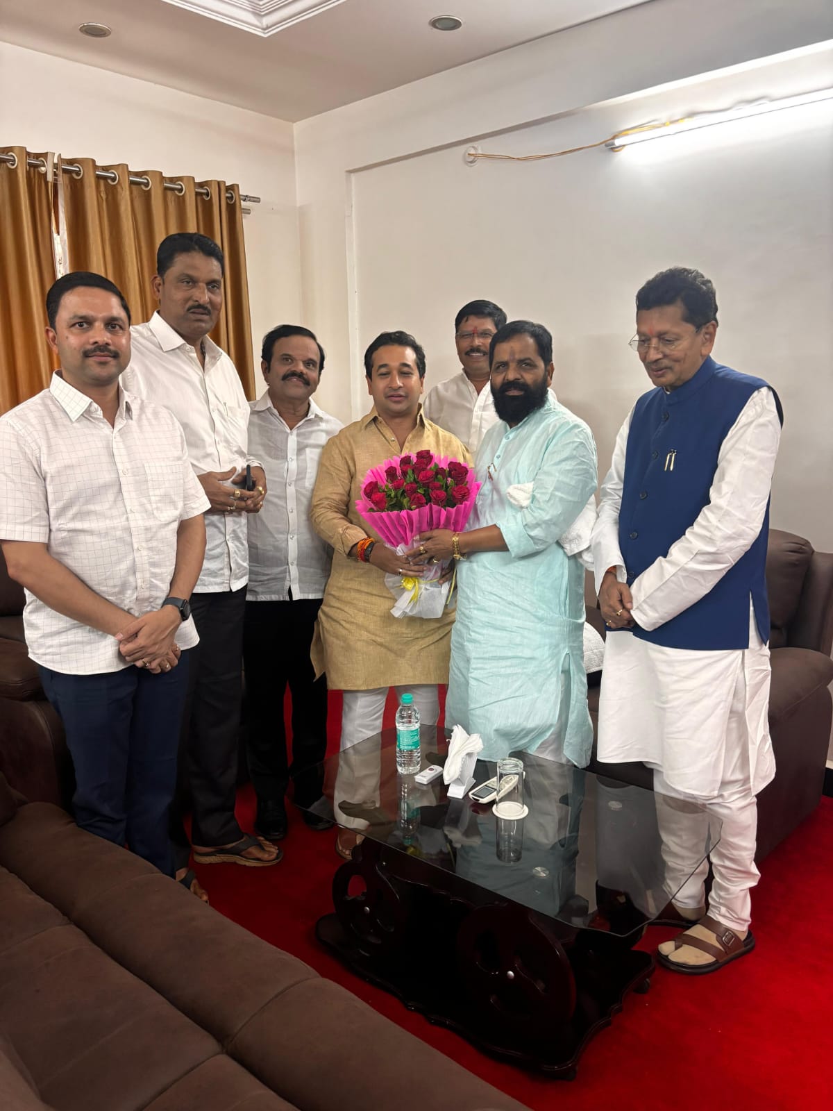 You are currently viewing रोजगार हमी योजना मंत्री भरत गोगावले यांचे मंत्री नितेश राणे यांनी केले स्वागत !