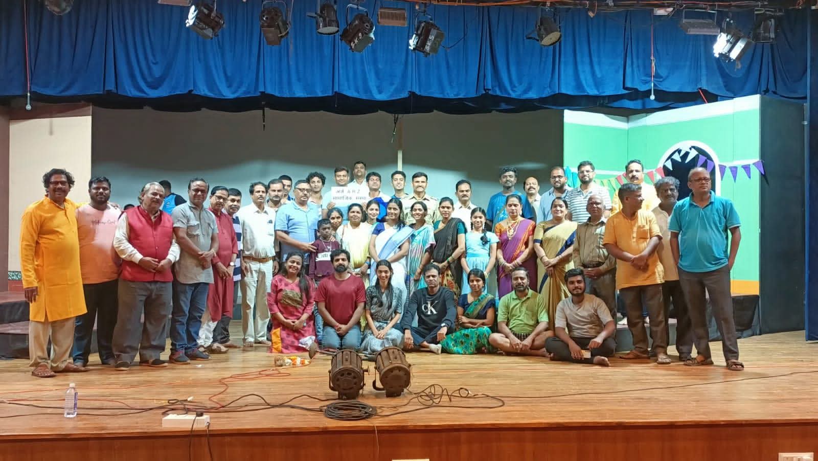 You are currently viewing बायना का आयना, ढासळलेल्या सामाजिक मुल्यांचा आयना