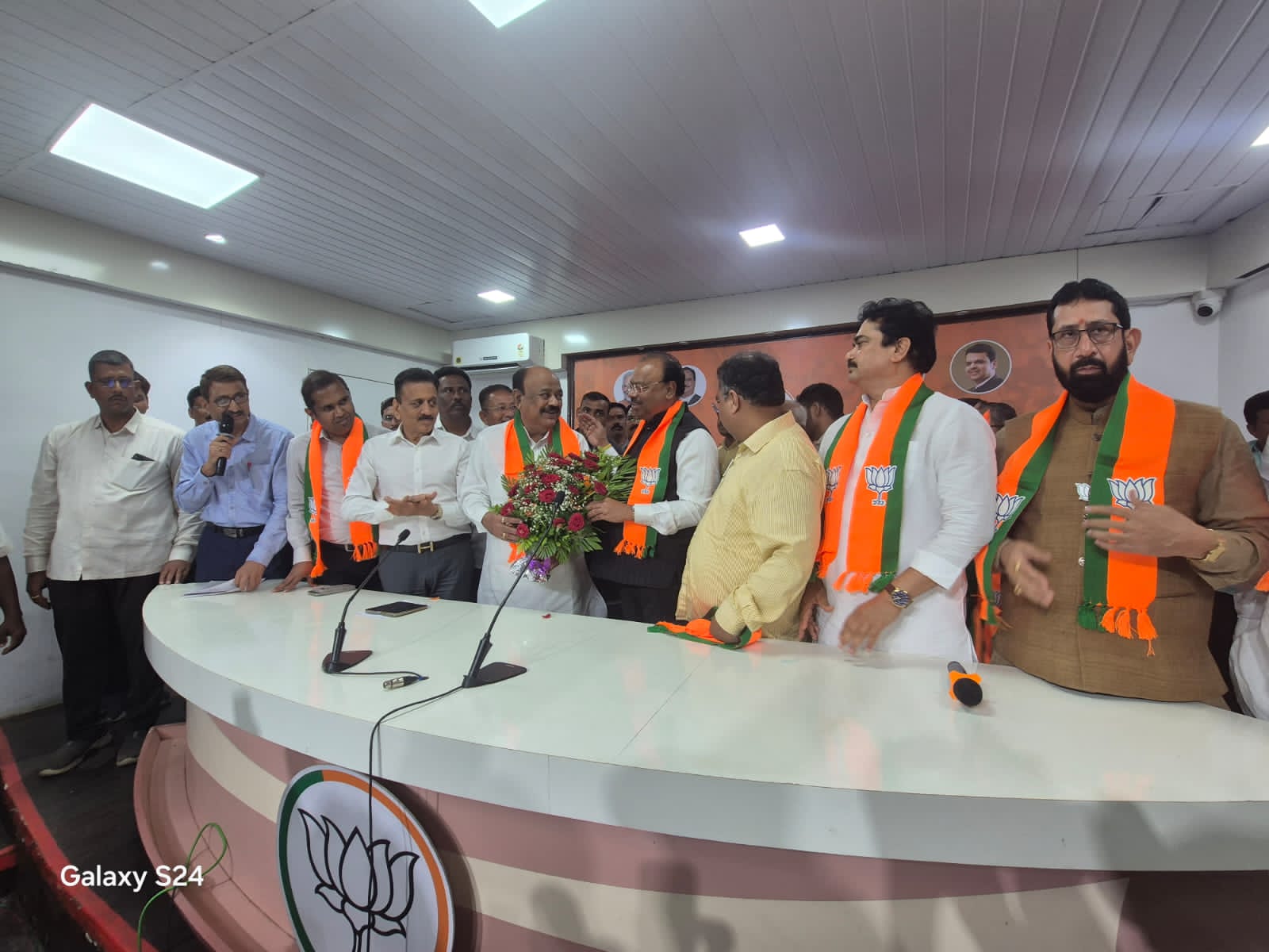 You are currently viewing माजी आमदार दिलीपभाऊ वाघ यांचा भाजपमध्ये दिमाखात प्रवेश