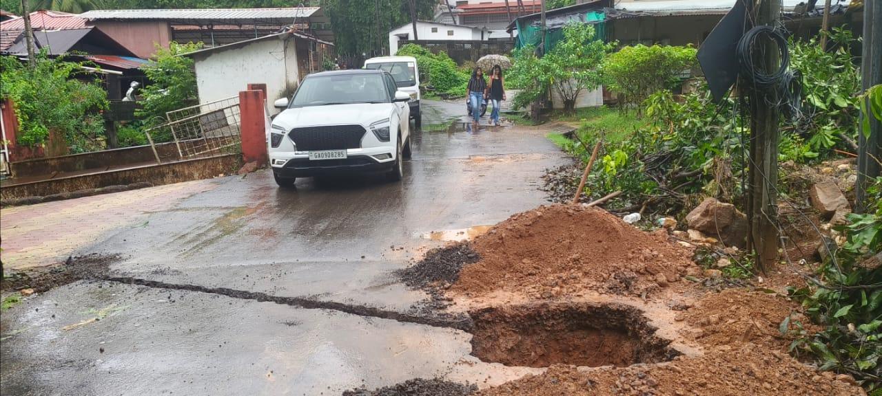 You are currently viewing भटवाडीच्या रस्त्यामधील खड्डे अपघाताला कारण नागरिक हैरान-परेशान.