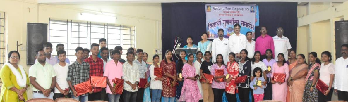 You are currently viewing आर.पी.आय.(आठवले)पक्षाच्या वतीने सावंतवाडीत विद्यार्थ्यांचा गुणगौरव