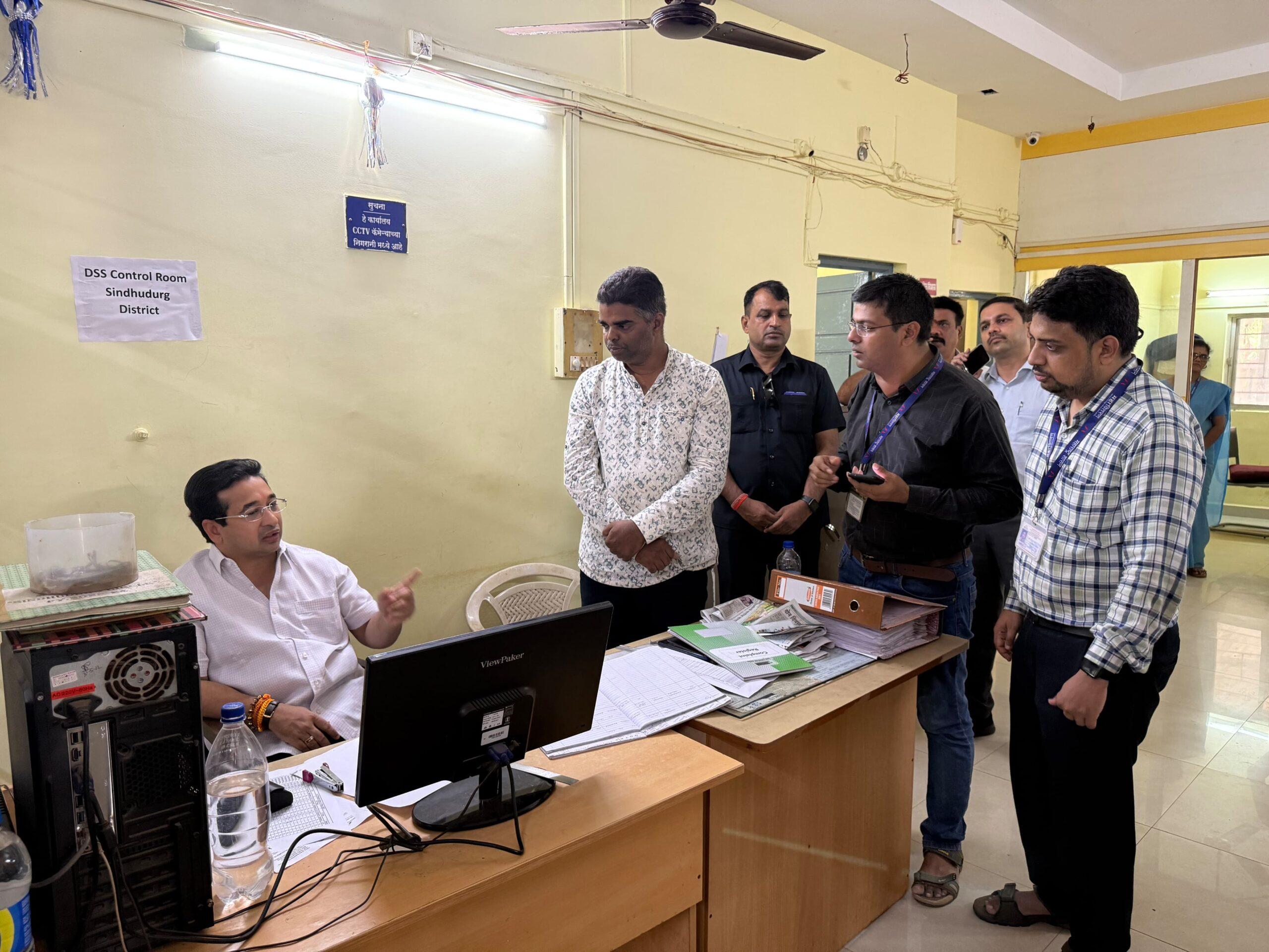 You are currently viewing पालकमंत्री नितेश राणेंची कुडाळ विद्युत वितरणच्या नियंत्रण कक्षाला अचानक भेट