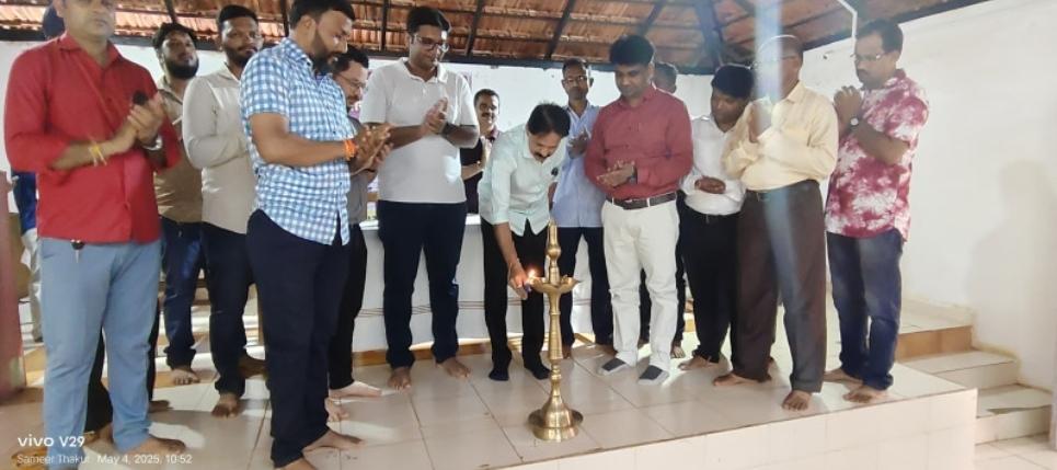 You are currently viewing सिंधुदुर्ग जिल्हा औषध कर्मचाऱ्यांच्या रक्तदान शिबिरात ३५ रक्तदात्यांनी केलं रक्तदान…