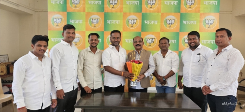 You are currently viewing युवामोर्चाच्या वतीने नवनिर्वाचित भाजपा जिल्हाध्यक्ष प्रभाकर सावंत यांचे पुष्पगुच्छ देऊन केले अभिनंदन!