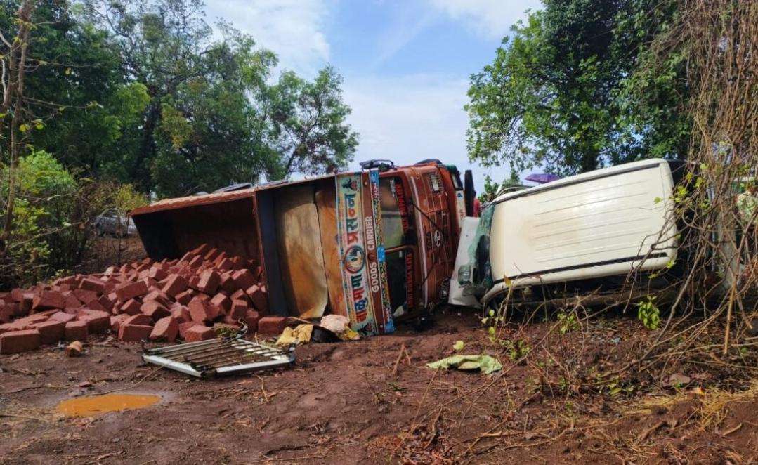 You are currently viewing विजयदुर्ग-तळेरे मार्गावर कार आणि चिरेवाहू ट्रक मध्ये झालेल्या अपघातात एक महिला गंभीर, सहा प्रवासी जखमी