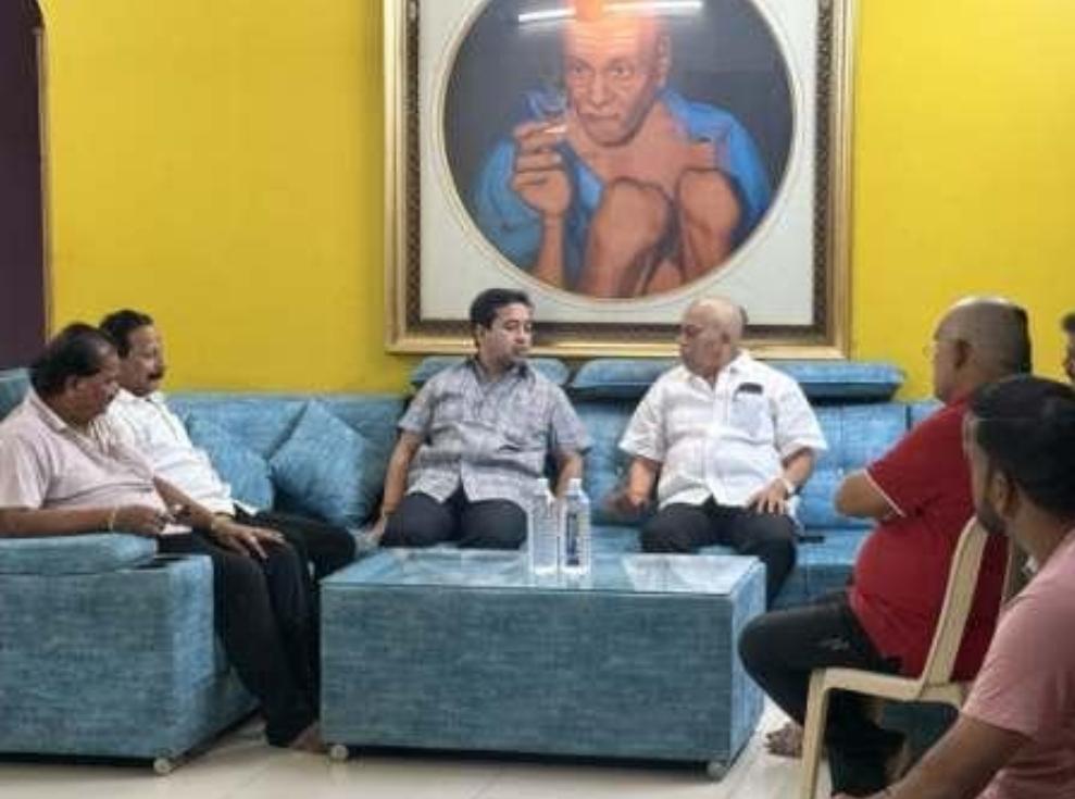 You are currently viewing मंत्री नितेश राणेंनी घेतली पारकर कुटुंबियांची भेट केलं सांत्वन