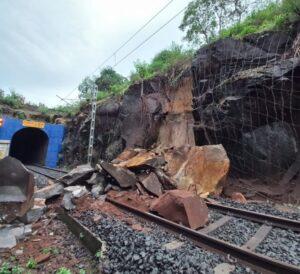 Read more about the article कोकण रेल्वे मार्गावर दरड कोसळल्याने दीड तास रेल्वे सेवा विस्कळीत