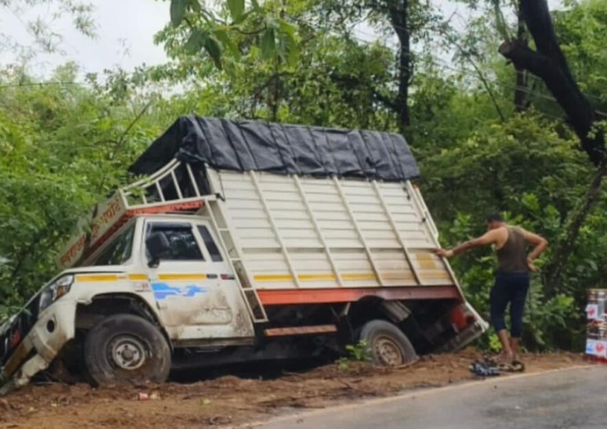 You are currently viewing पहाटे तिलारी-दोडामार्ग मुख्य राज्यमार्गावर पिकअप गाडीचा अपघात…