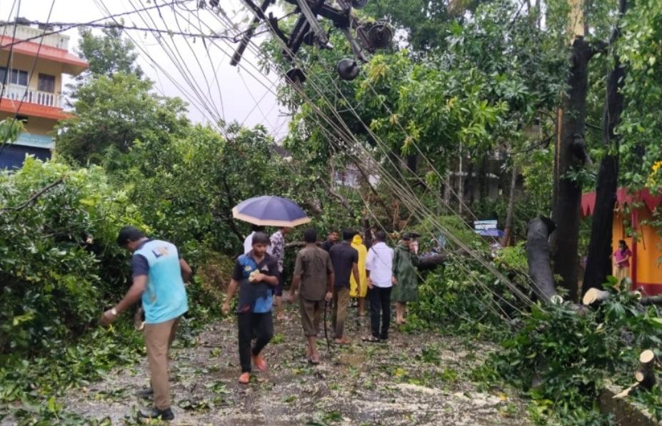 You are currently viewing मान्सून पूर्व पावसाचा सावंतवाडी ताल्युक्यात मोठा तडाखा