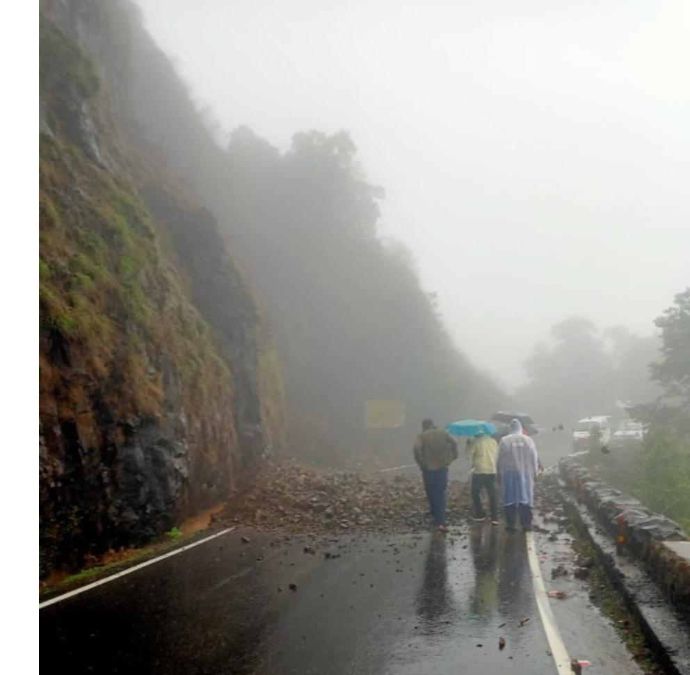 You are currently viewing आंबोली घाटात दरड कोसळल्याने वाहतूक ठप्प