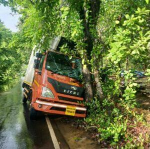 Read more about the article विलवडेत आयशर टेम्पोचा अपघात, सुदैवाने चालक व क्लीनर बचावला….