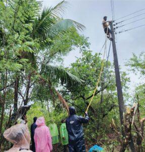 Read more about the article ग्रामस्थांच्या मदतकार्यामुळे मळगावात दोन दिवसांनी वीजपुरवठा पूर्ववत…