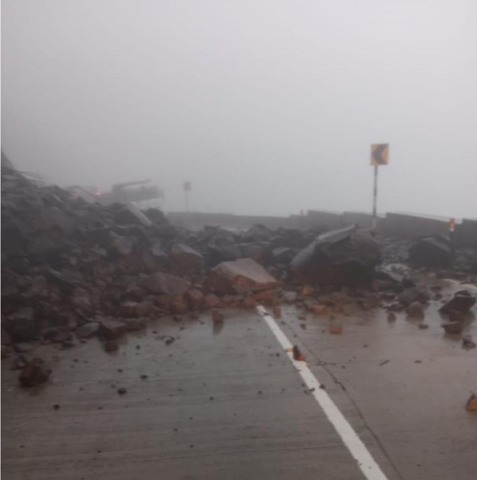 You are currently viewing करूळ घाटात दरड कोसळल्याने वाहतूक ठप्प