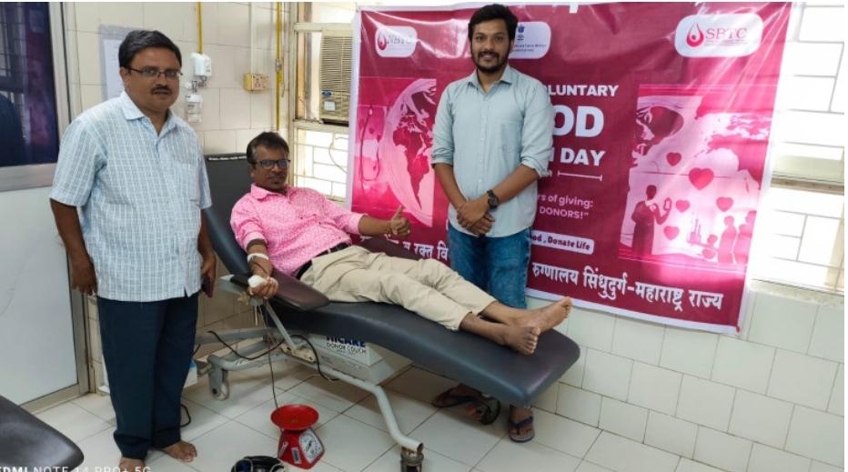 You are currently viewing प्रतिकूल हवामानातही ऑन कॉल रक्तदाते संस्थेचे सचिव बाबली गवंडे यांचे १७ वे रक्तदान