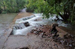 Read more about the article मान्सून पूर्व पावसाने त्रिंबक साटमवाडी बांबरवाडीला जोडणारा कॉजवे गेला वाहून…