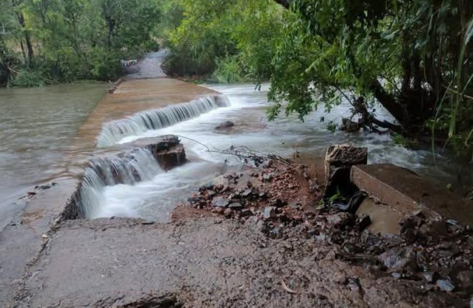 You are currently viewing मान्सून पूर्व पावसाने त्रिंबक साटमवाडी बांबरवाडीला जोडणारा कॉजवे गेला वाहून…