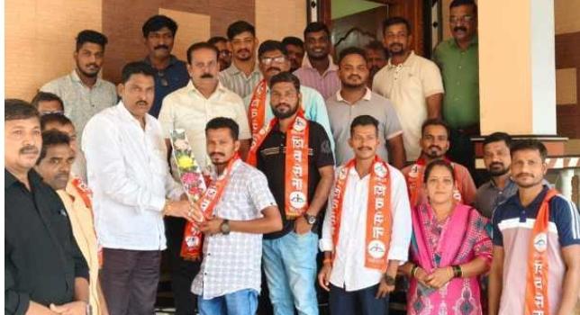 You are currently viewing दत्ता सामंत यांचा उबाठाला पुन्हा धक्का ; युवासेना देवली शाखाप्रमुख शिवसेनेत