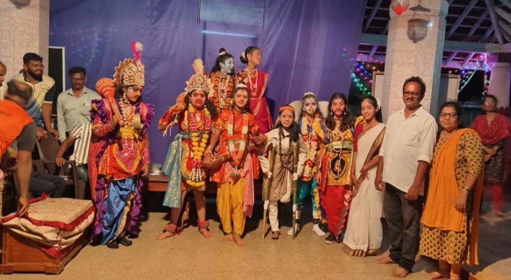 You are currently viewing वेंगुर्ले प्रशालेच्या विद्यार्थ्यांच्या दशावतारी नाट्यप्रयोगांना उत्स्फूर्त प्रतिसाद..