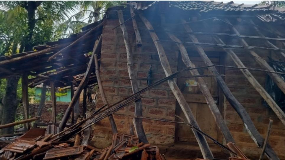 You are currently viewing वैभववाडीत करुळ येथे अतिवृष्टीने वासुदेव सुतार यांचे कोसळले घर