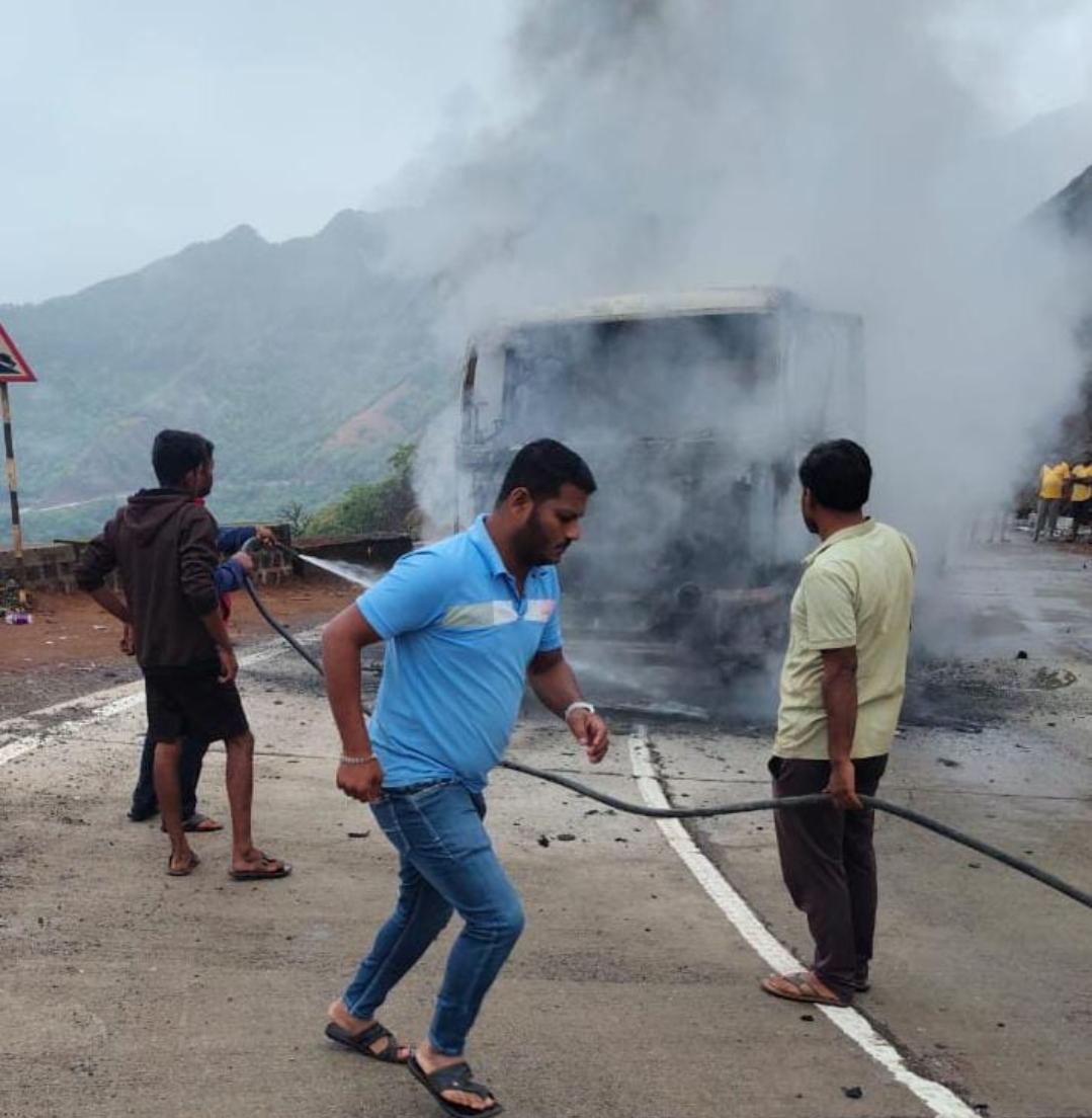 You are currently viewing करूळ घाटात कंटेनरला आग, कंटेनरमधील डोझर मशीन जळून खाक…….