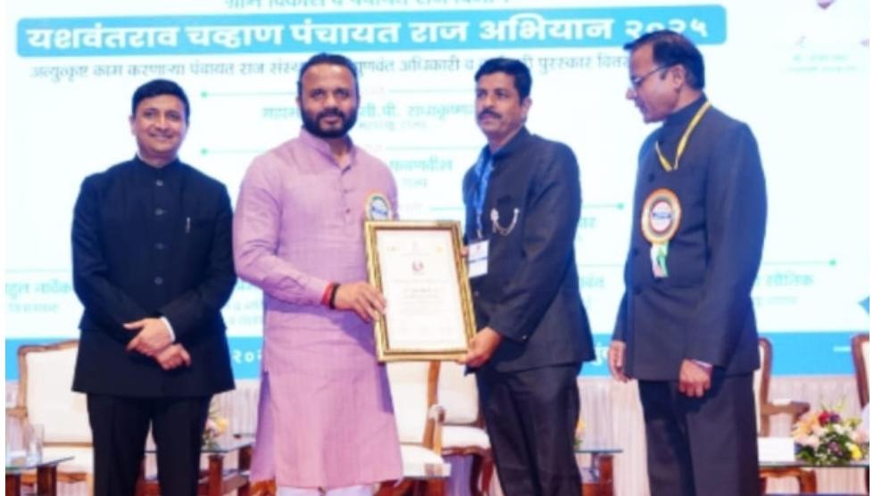 You are currently viewing वेंगुर्लेतील दोन अधिकारी राज्यपालांच्या हस्ते “राज्यस्तरीय आदर्श ग्रामपंचायत अधिकारी ” पुरस्काराने सन्मानित…