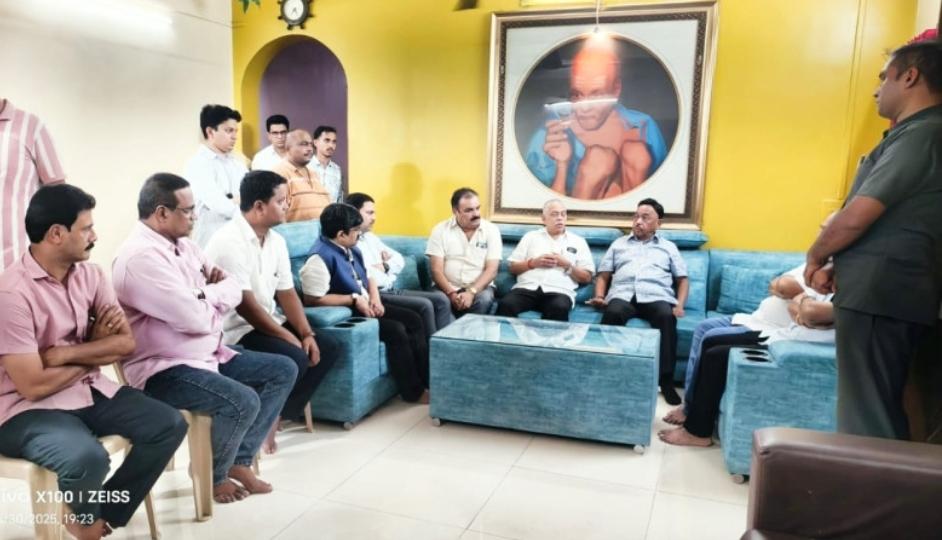 You are currently viewing खासदार नारायण राणे यांनी घेतली पारकर कुटुंबियांची भेट