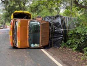 Read more about the article कोलगाव येथे भरधाव ट्रक पलटी, चालक सुदैवाने बचावला…