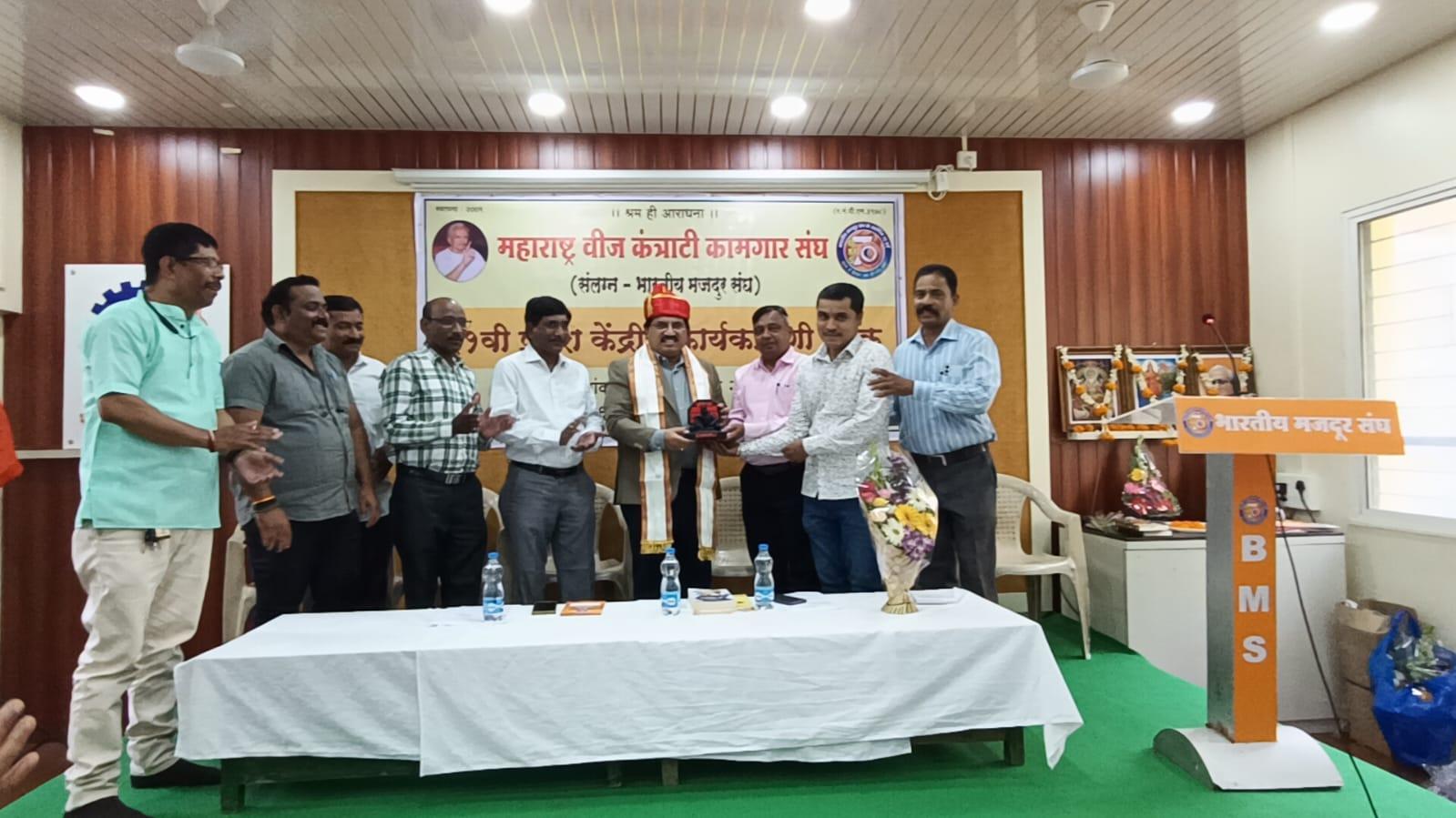 You are currently viewing वीज कंत्राटी कामगारांच्या समस्यांवर लवकरच तोडगा – महावितरण संचालक राजेंद्र पवार यांचे आश्वासन