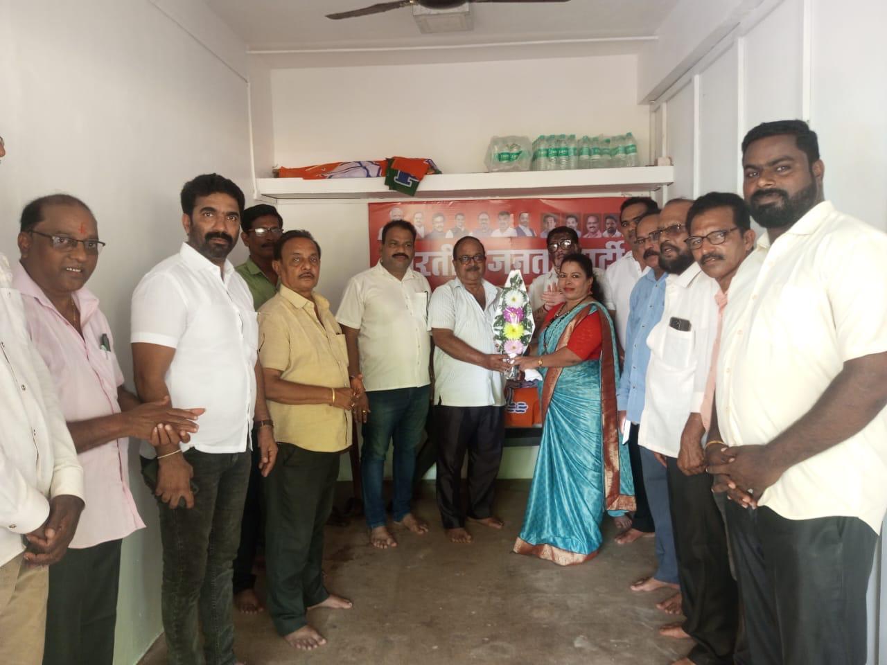 You are currently viewing महाराष्ट्र शासनाच्या अहिल्यादेवी होळकर पुरस्कार प्राप्त नमिताताई गावकर यांचा मालवण भाजपाच्या वतीने सत्कार