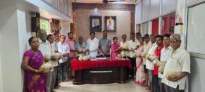 Read more about the article कलमठ ग्रामपंचायत वतीने शेतकऱ्यांना मोफत भात बियाणे वाटप