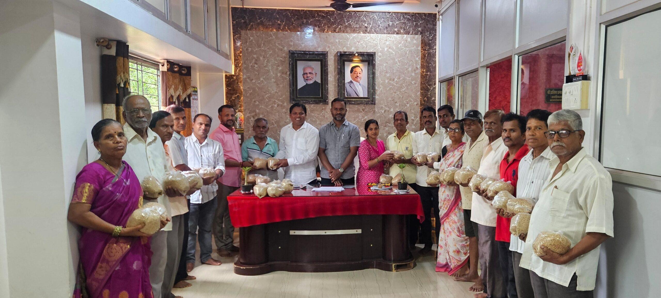 You are currently viewing कलमठ ग्रामपंचायत वतीने शेतकऱ्यांना मोफत भात बियाणे वाटप