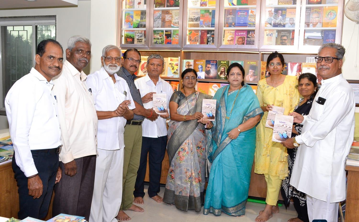 You are currently viewing रेशीमबंध’ म्हणजे आत्मकथनात्मक आनंदाचा पेटारा होय!’ – प्रा. तुकाराम पाटील