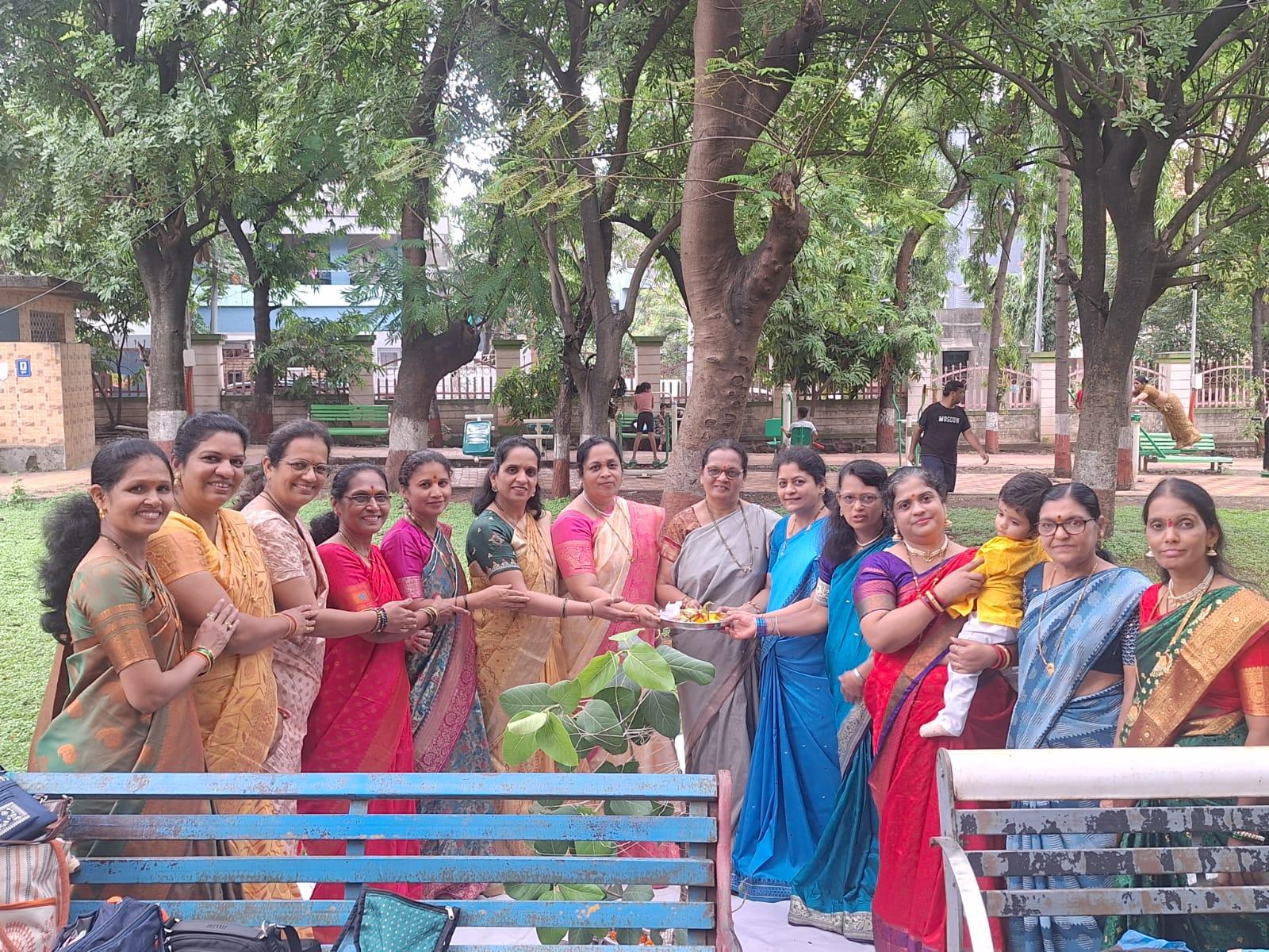 You are currently viewing वटपौर्णिमेनिमित्त स्वातंत्र्यवीर सावरकर मंडळातर्फे वटवृक्षाचे रोपण